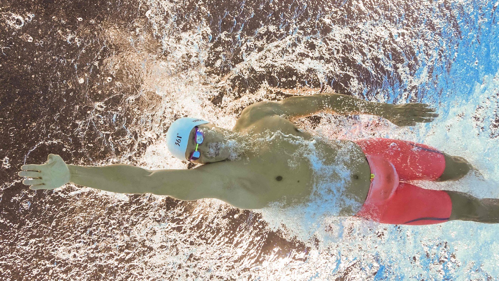 赛道上的权力更迭，梅赛德斯横扫阿斯顿马丁，诺里斯统治全场